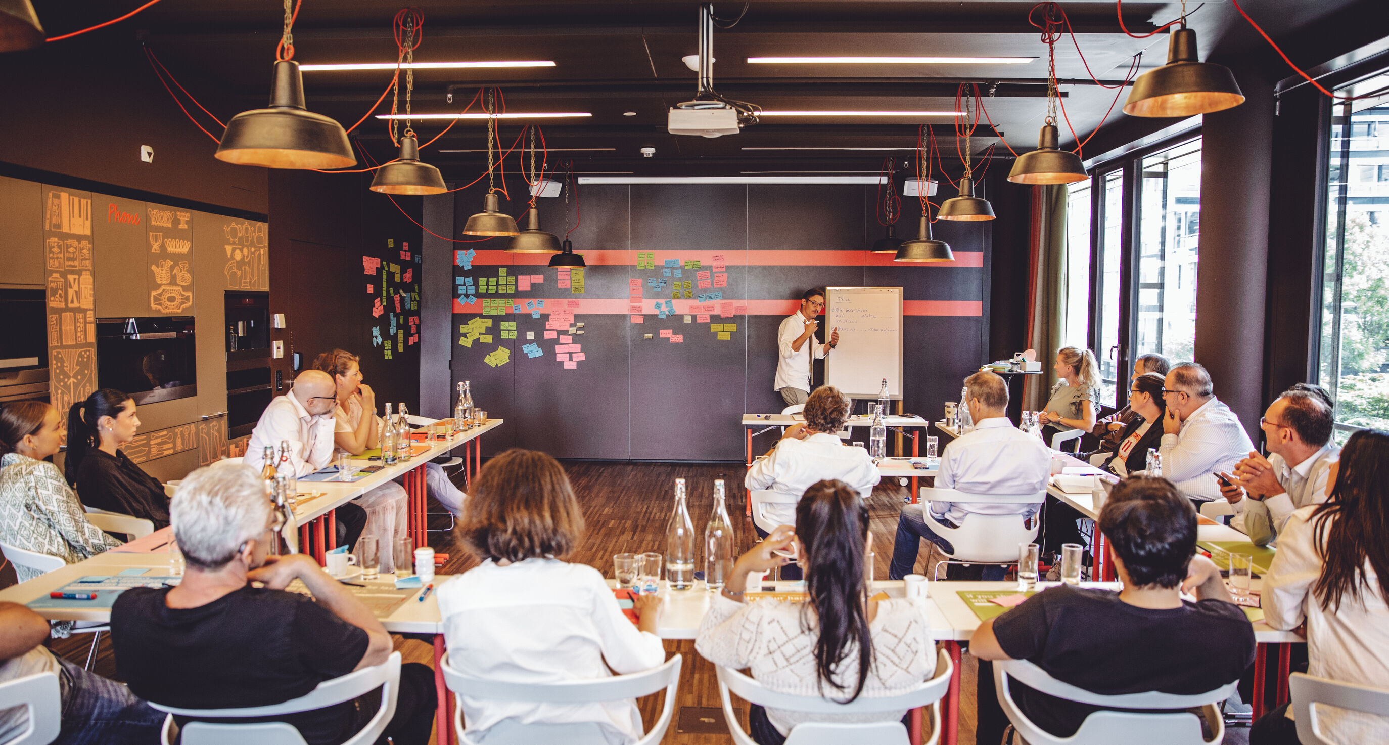 Storyentwicklungs-Workshop mit 30 Mitarbeitenden der Incore Bank aus allen Bereichen – moderiert von CORPMEDIA zur Erarbeitung eines gemeinsamen Selbstverständnisses und Markennarrativs.