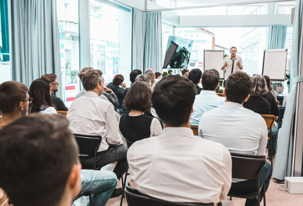 Timo Wäschle bei seiner Keynote «Angstfrei kommunizieren» für die Zürcher Kantonalbank – Storytelling und Kommunikation als Führungskompetenz für Unternehmen.