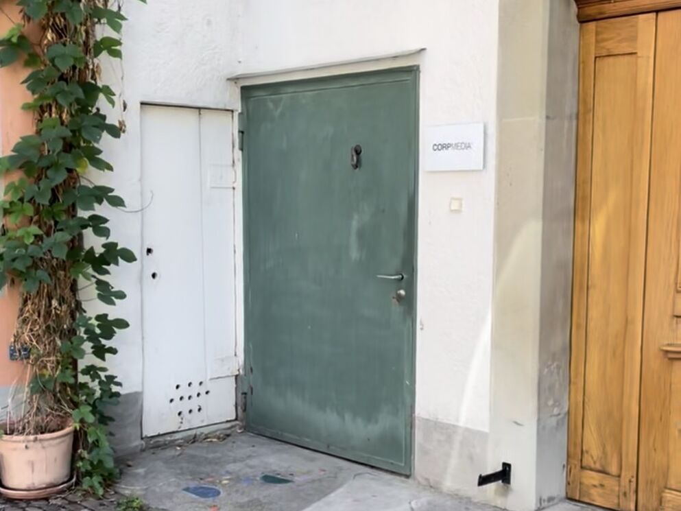 Eingang zum CORPMEDIA Atelier an der Froschaugasse 16 im Zürcher Niederdorf — dort, wo einst die erste Zürcher Bibel gedruckt wurde und heute Storyworlds, Filme und Content-Systeme entstehen.