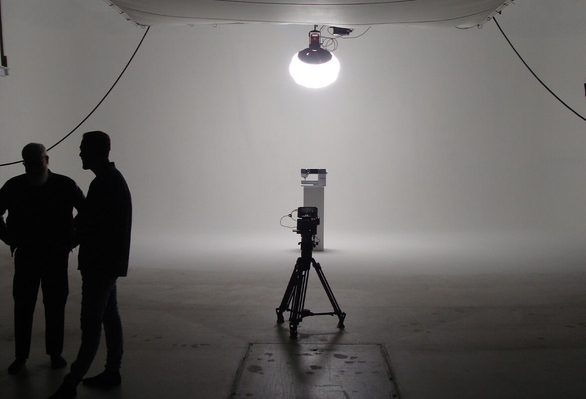 Professionelles Filmset im Studio mit Scheinwerfern, Kameras und Studiotechnik beim Dreh des Werbespots für die Schweizer Traditionsmarke Bernina durch Corpmedia.