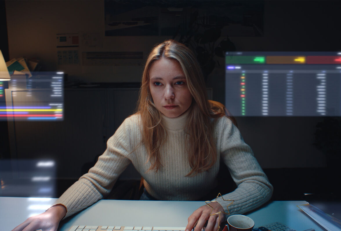 Filmstill in 8.6K aus dem Aqua Spa Resorts Weihnachtsspot – Annika als gestresste Mitarbeiterin vor E-Mails, kurz vor dem Durchatmen. Gedreht von CORPMEDIA mit der Sony Burano für SRF Primetime und Social Media.