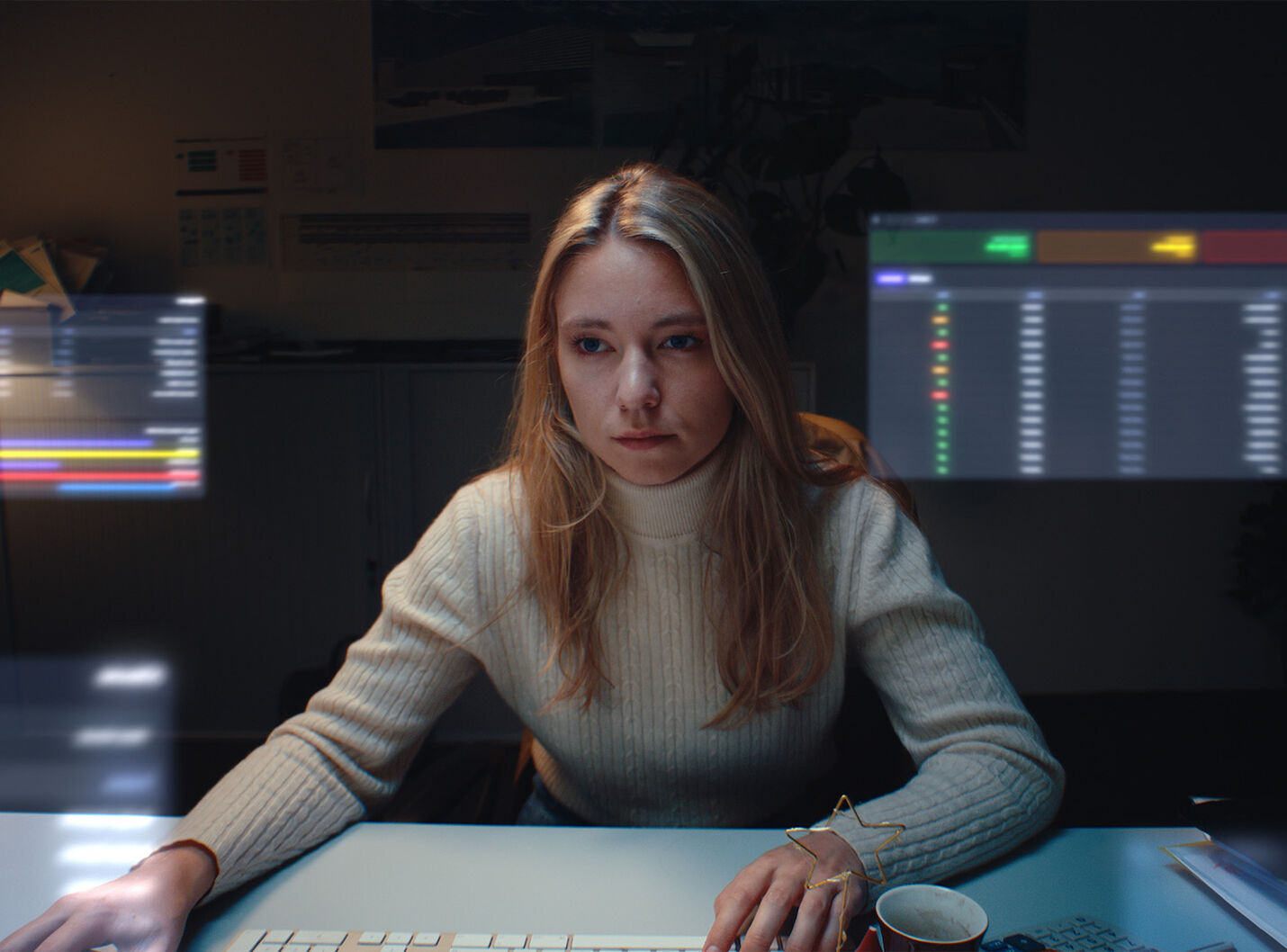 Filmstill in 8.6K aus dem Aqua Spa Resorts Weihnachtsspot – Annika als gestresste Mitarbeiterin vor E-Mails, kurz vor dem Durchatmen. Gedreht von CORPMEDIA mit der Sony Burano für SRF Primetime und Social Media.