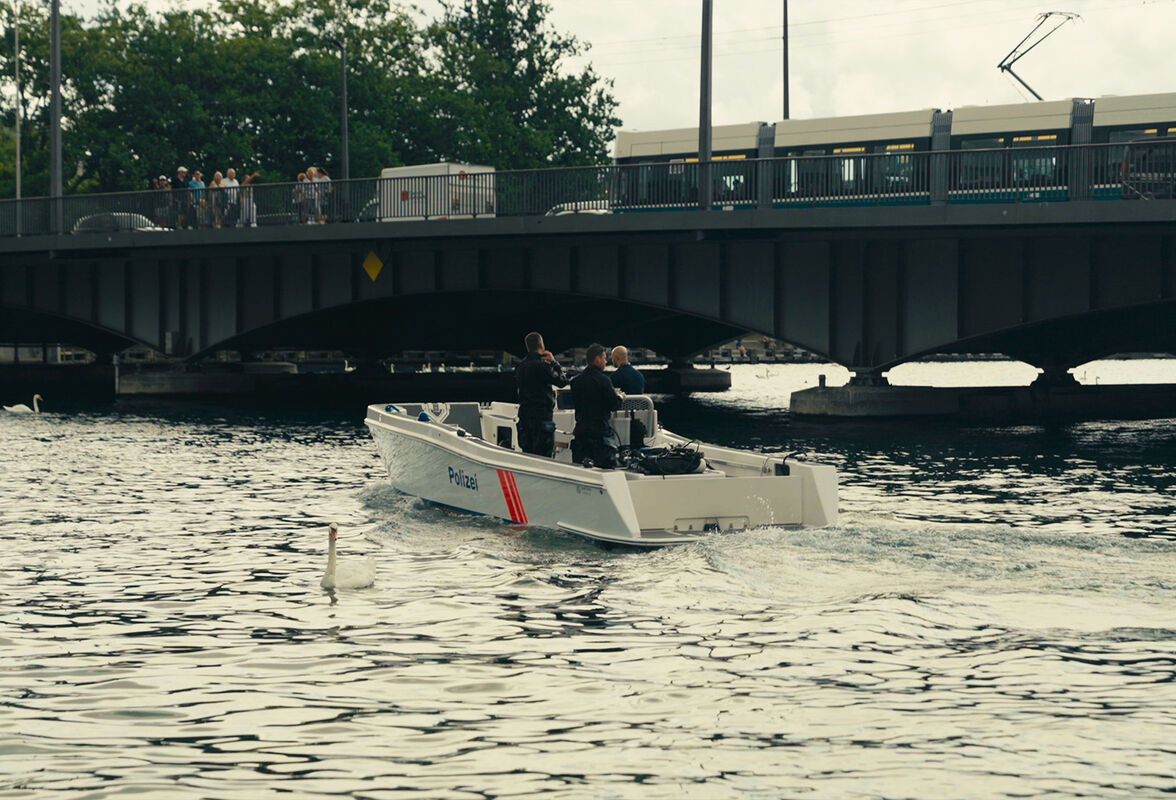 Polizeiboot der Stadtpolizei Zürich auf der Limmat beim dokumentarischen Dreh zum Austausch des EWZ-Unterwasserkabels – produziert von CORPMEDIA mit Unterwasserkamera.