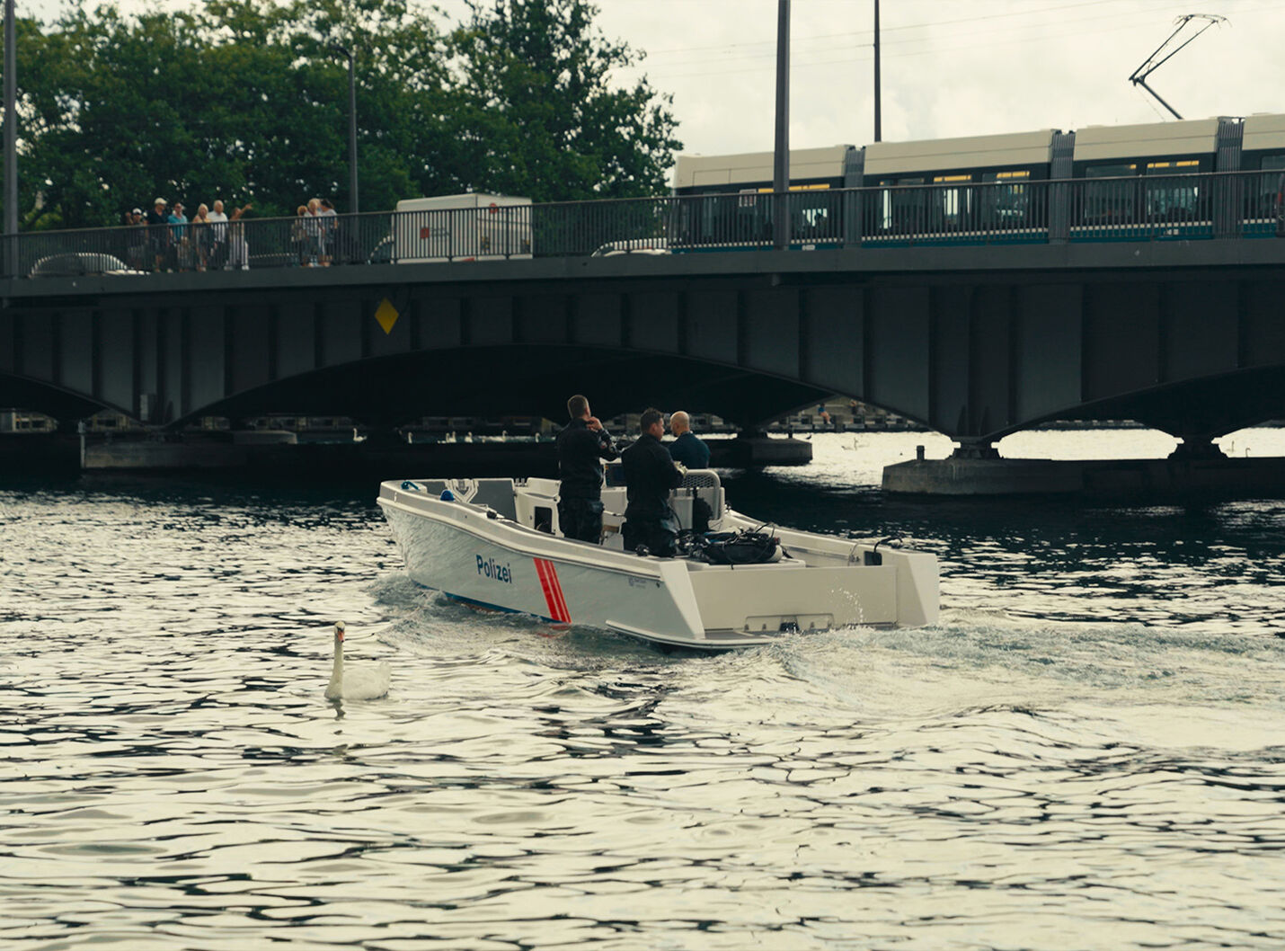 Polizeiboot der Stadtpolizei Zürich auf der Limmat beim dokumentarischen Dreh zum Austausch des EWZ-Unterwasserkabels – produziert von CORPMEDIA mit Unterwasserkamera.