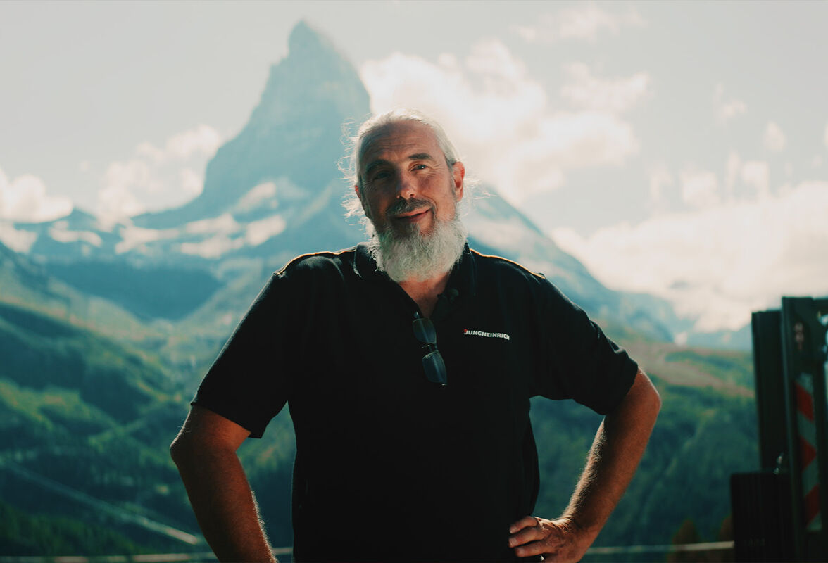 Filmstill aus dem Jungheinrich Zermatt Imagefilm – Protagonist Roger Grütter vor dem Matterhorn auf der Riffelalp auf 2222 m ü. M., gecoacht und dokumentarisch gefilmt von CORPMEDIA ohne Vorproduktion, mit anamorphen Kinoobjektiven.