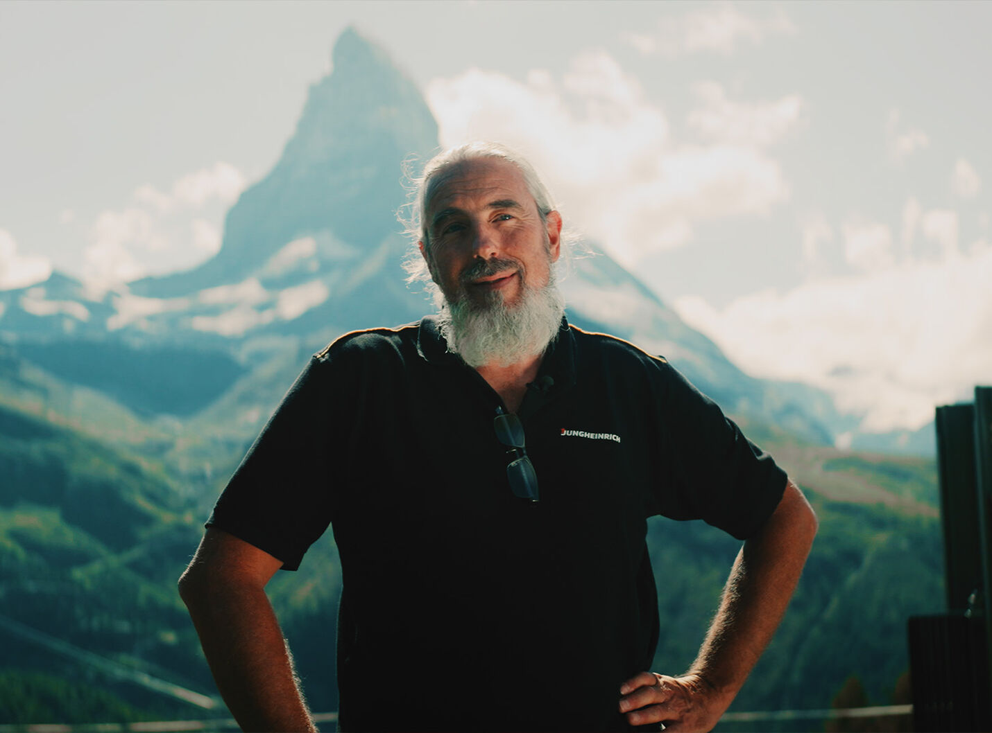 Filmstill aus dem Jungheinrich Zermatt Imagefilm – Protagonist Roger Grütter vor dem Matterhorn auf der Riffelalp auf 2222 m ü. M., gecoacht und dokumentarisch gefilmt von CORPMEDIA ohne Vorproduktion, mit anamorphen Kinoobjektiven.