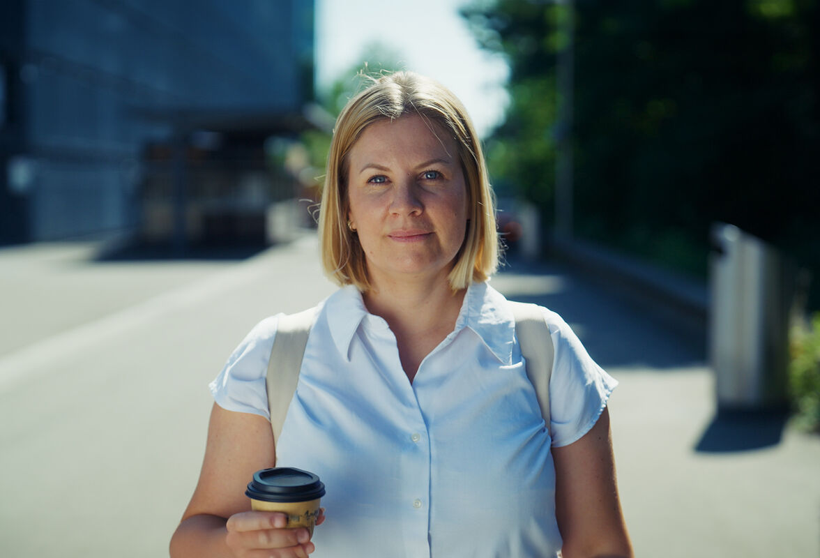 Filmstill aus dem Corporate Influencer Portrait von Manuela Frenjo, Vorsitzende der Geschäftsleitung SRK Kanton Zürich – nahbar, direkt in die Kamera, gecoacht und produziert von CORPMEDIA.