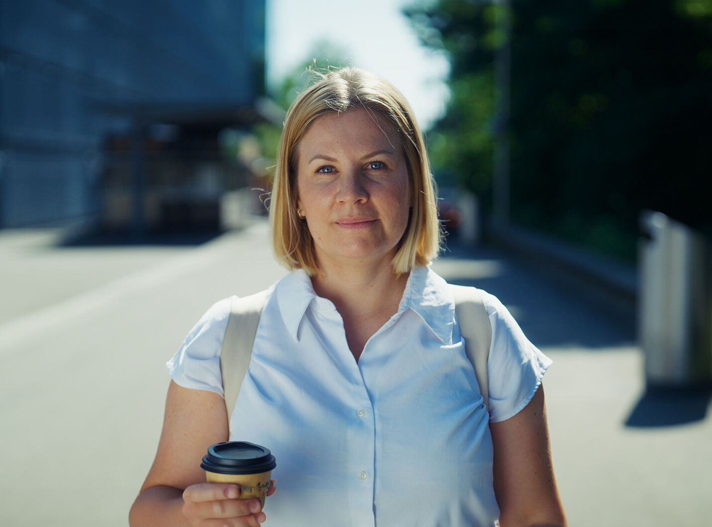 Filmstill aus dem Corporate Influencer Portrait von Manuela Frenjo, Vorsitzende der Geschäftsleitung SRK Kanton Zürich – nahbar, direkt in die Kamera, gecoacht und produziert von CORPMEDIA.