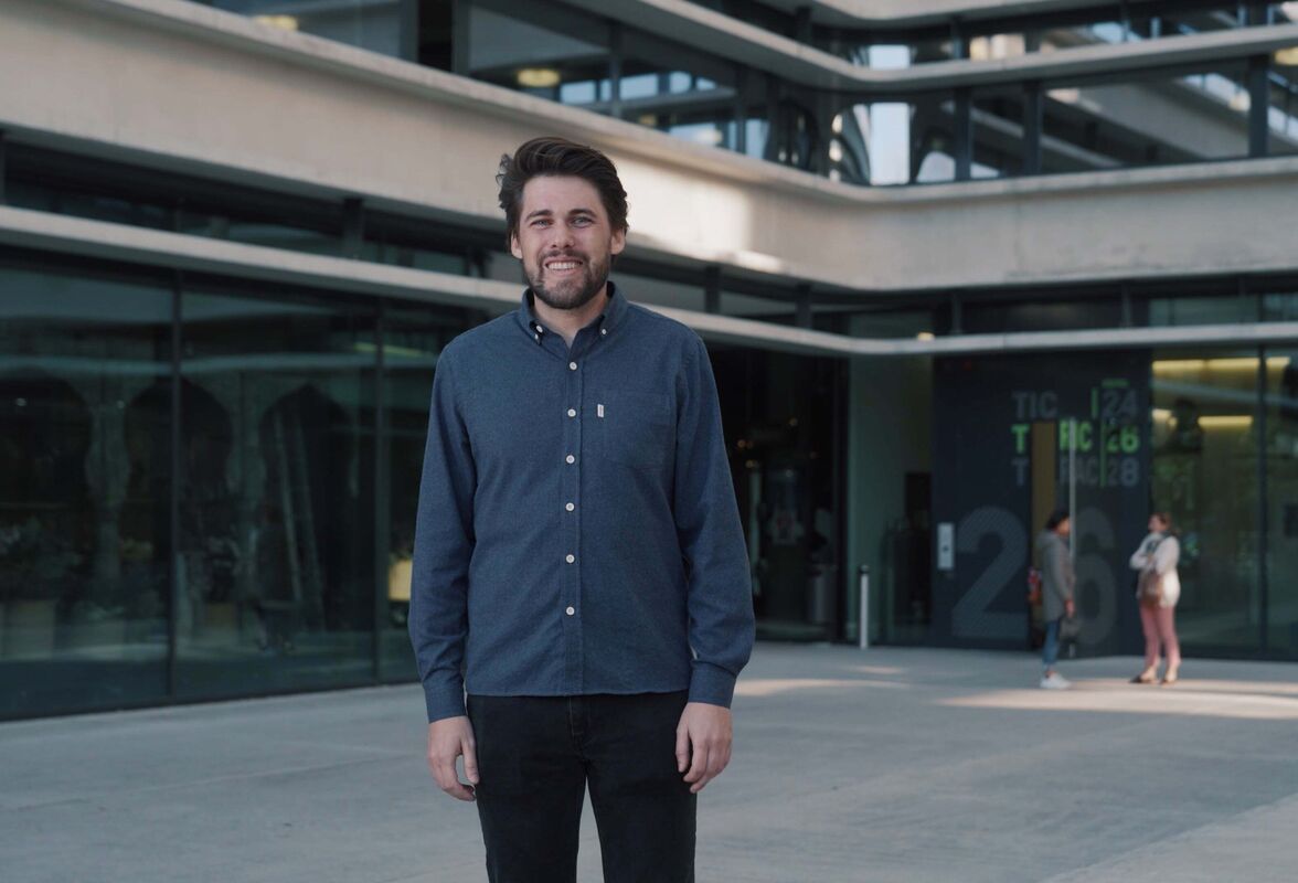 Filmstill aus der SoFlow Crowdfunding Storyworld – CEO Manuel Hug vor dem Technopark Zürich, produziert von CORPMEDIA in 72 Stunden. Die Kampagne übertraf das Fundraising-Ziel um 860%.