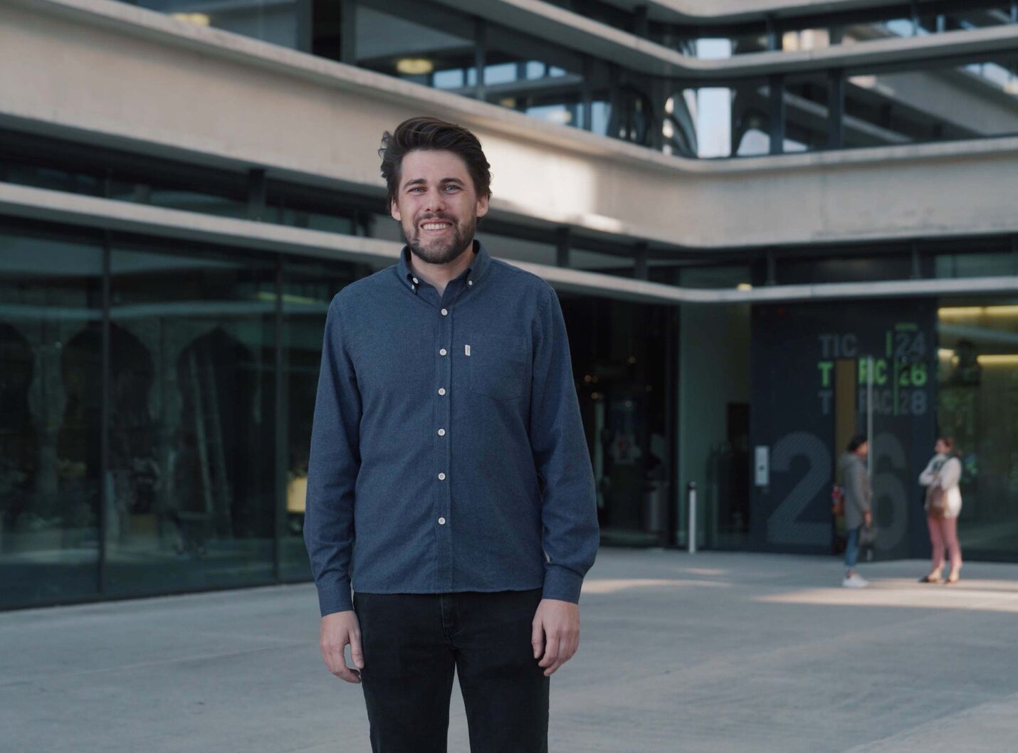 Filmstill aus der SoFlow Crowdfunding Storyworld – CEO Manuel Hug vor dem Technopark Zürich, produziert von CORPMEDIA in 72 Stunden. Die Kampagne übertraf das Fundraising-Ziel um 860%.