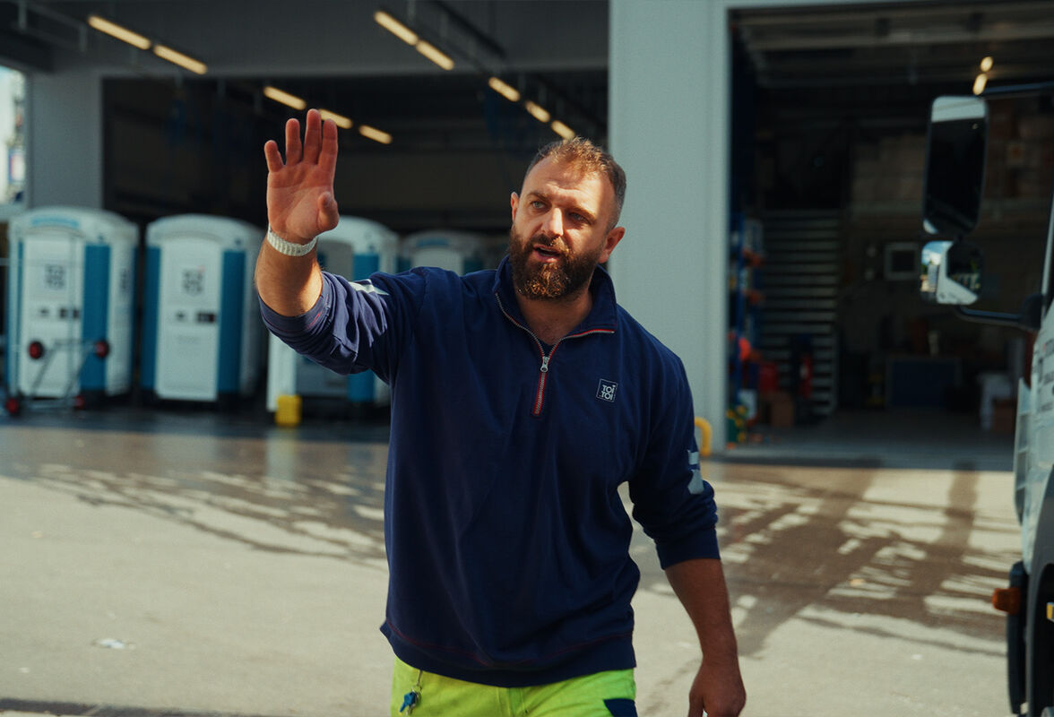TOI TOI Mitarbeiter vor Fahrzeugdepot und mobilen WC-Kabinen – Thumbnail des CORPMEDIA Case-Films über Verantwortung, Service und Baustellenalltag in der Schweiz.