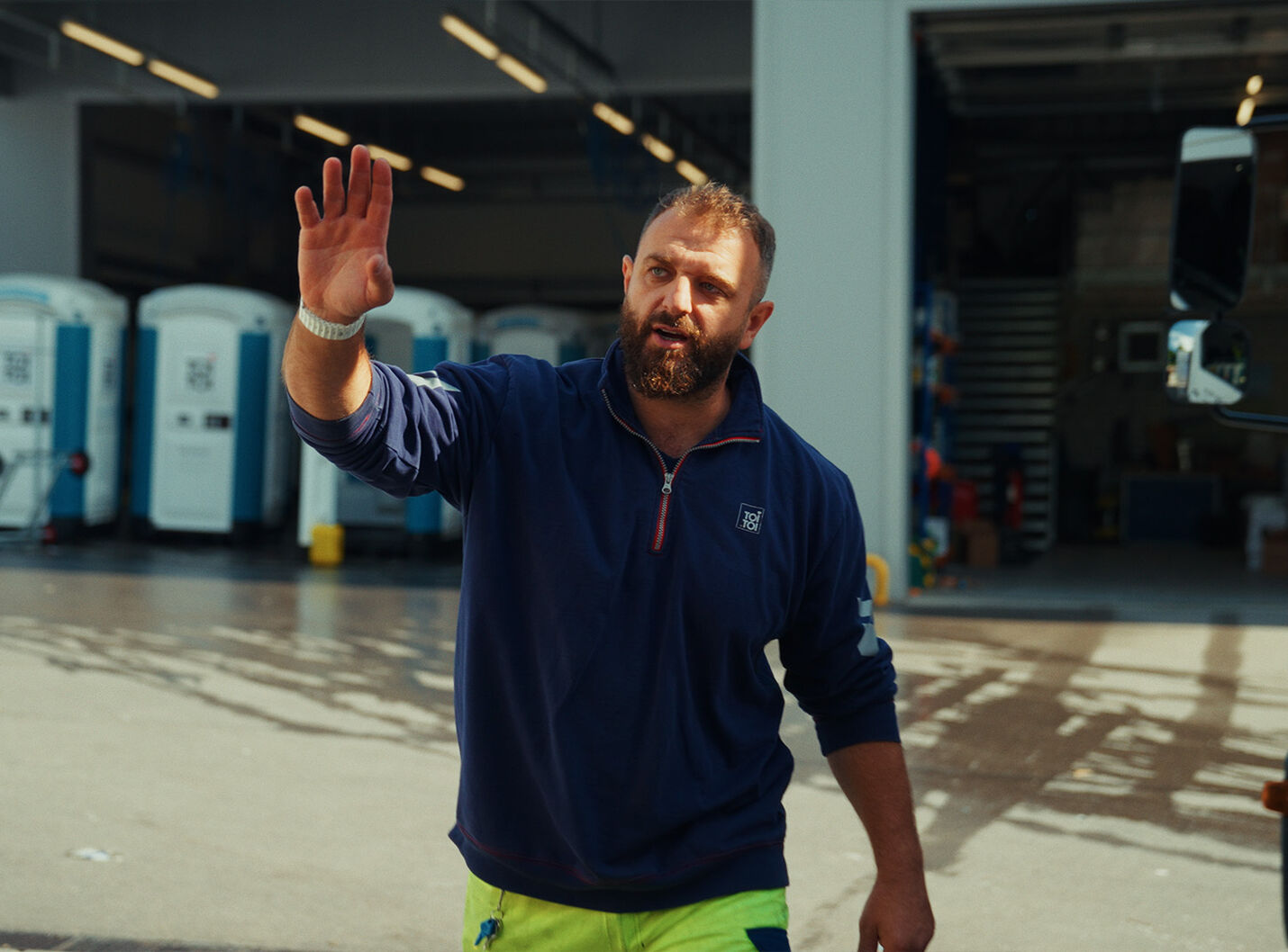 TOI TOI Mitarbeiter vor Fahrzeugdepot und mobilen WC-Kabinen – Thumbnail des CORPMEDIA Case-Films über Verantwortung, Service und Baustellenalltag in der Schweiz.