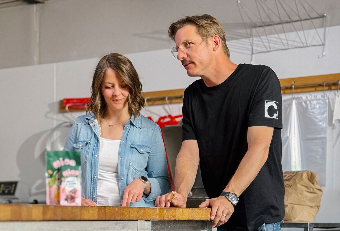 Timo Wäschle coacht eine Teilnehmerin während eines Storyworld-Drehs von CORPMEDIA für die ZHAW Wädenswil zum Studiengang «Preneurship for Regenerative Foodsystems».