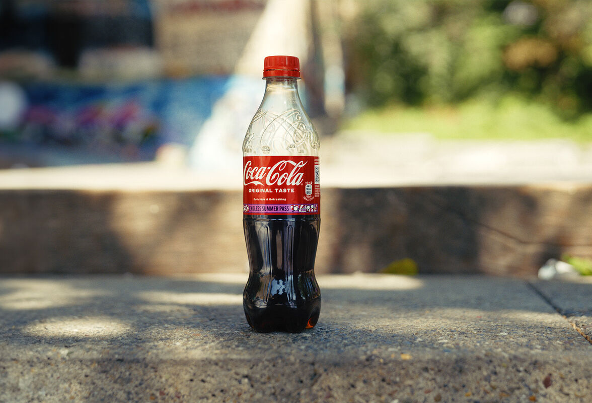 Filmstill aus der Coca-Cola HBC Schweiz Employer-Branding-Storyworld „Create Moments of Refreshment“ – ikonische Coca-Cola-Flasche im Sonnenlicht in 8.6K gefilmt mit der Sony Burano,, produziert von CORPMEDIA als modulare Kampagne mit authentischer Bildsprache.