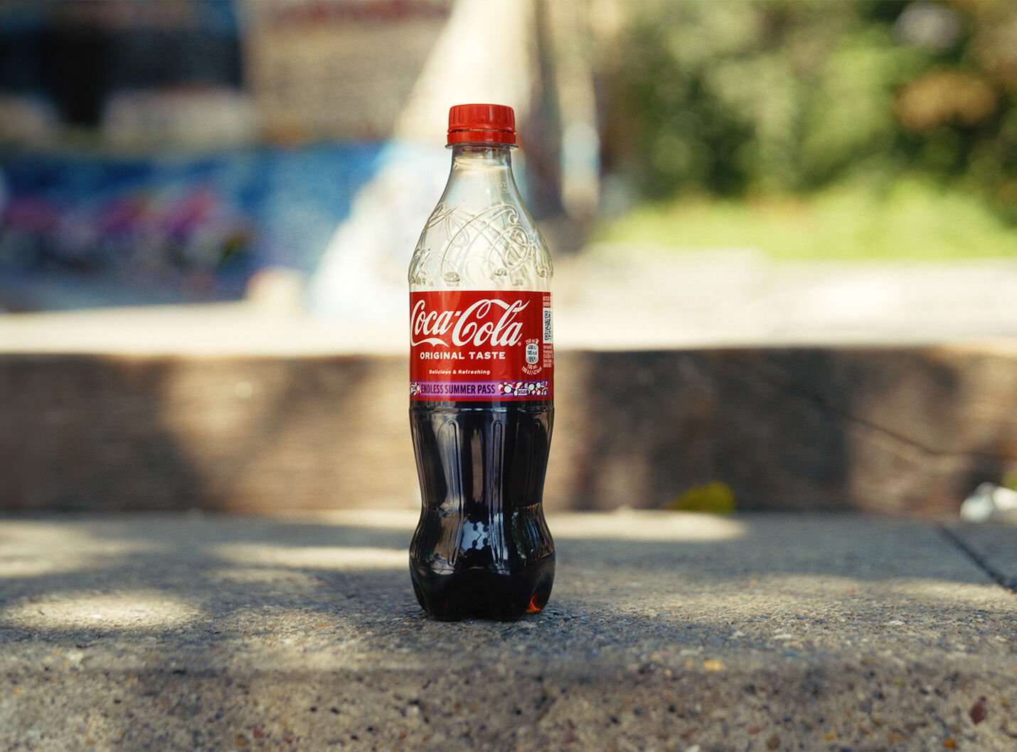 Filmstill aus der Coca-Cola HBC Schweiz Employer-Branding-Storyworld „Create Moments of Refreshment“ – ikonische Coca-Cola-Flasche im Sonnenlicht in 8.6K gefilmt mit der Sony Burano,, produziert von CORPMEDIA als modulare Kampagne mit authentischer Bildsprache.