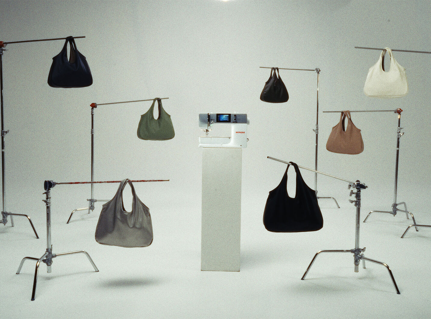Videovorschau des Bernina Werbespots «Alles für de Bag» – produziert von CORPMEDIA mit Schweizer Rap-Legenden Luuk und Danase, einem Albino-Model und der Sony Burano in 8.6K.
