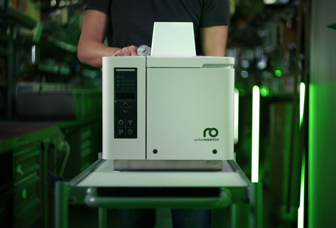 Video-Still aus dem Robatech Heritage Film – die «Roba Alpha» Maschine cineastisch ausgeleuchtet in Grün, produziert von CORPMEDIA zum 50-Jahr-Jubiläum von Robatech.