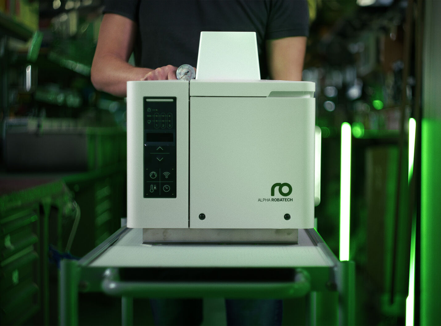 Video-Still aus dem Robatech Heritage Film – die «Roba Alpha» Maschine cineastisch ausgeleuchtet in Grün, produziert von CORPMEDIA zum 50-Jahr-Jubiläum von Robatech.
