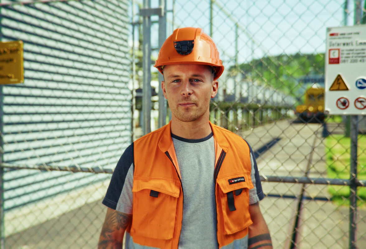 Filmstill aus dem Employer-Branding-Film „ONE BST“ für SBB Bahnstrom: Roberto Decristophoris erzählt auf Italienisch von Verantwortung, Teamwork und dem Alltag im Bahnstrom-Team. Der Film wurde von CORPMEDIA als mehrsprachige Storyworld produziert.