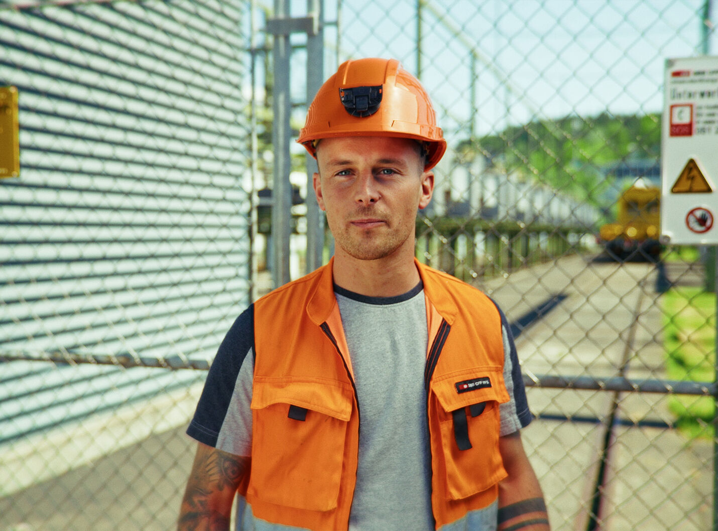 Filmstill aus dem Employer-Branding-Film „ONE BST“ für SBB Bahnstrom: Roberto Decristophoris erzählt auf Italienisch von Verantwortung, Teamwork und dem Alltag im Bahnstrom-Team. Der Film wurde von CORPMEDIA als mehrsprachige Storyworld produziert.