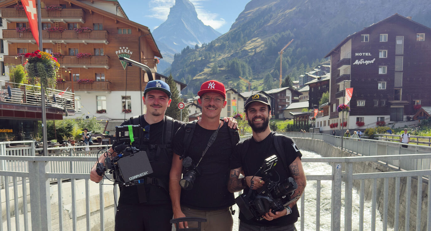 CORPMEDIA Filmcrew mit zwei Kinokameras nach dem Drehtag in Zermatt – glücklich und stolz vor dem Matterhorn, nach der journalistisch-dokumentarischen Imagefilm Produktion für Jungheinrich.