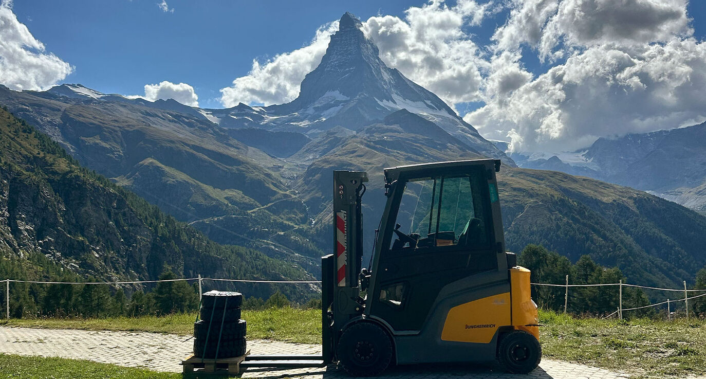 Jungheinrich 5.1-Tonnen-Gabelstapler auf der Riffelap in Zermatt vor dem Matterhorn auf 2222 m ü. M. – Behind the Scenes des CORPMEDIA Imagefilms über die legendäre Gabelstaplerlieferung ans Riffelalp Resort.