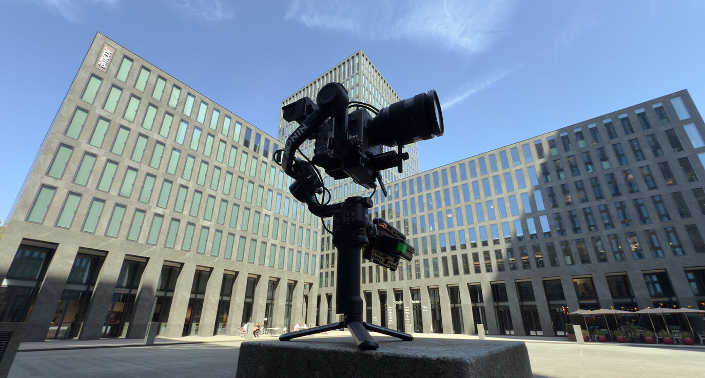 CORPMEDIA Sony FX6 auf Gimbal vor den Towers in Zürich Oerlikon, dem Hauptsitz des SRK Kanton Zürich – Setup für den Personal Branding Corporate Influencer Portrait Film mit Manuela Frenjo.
