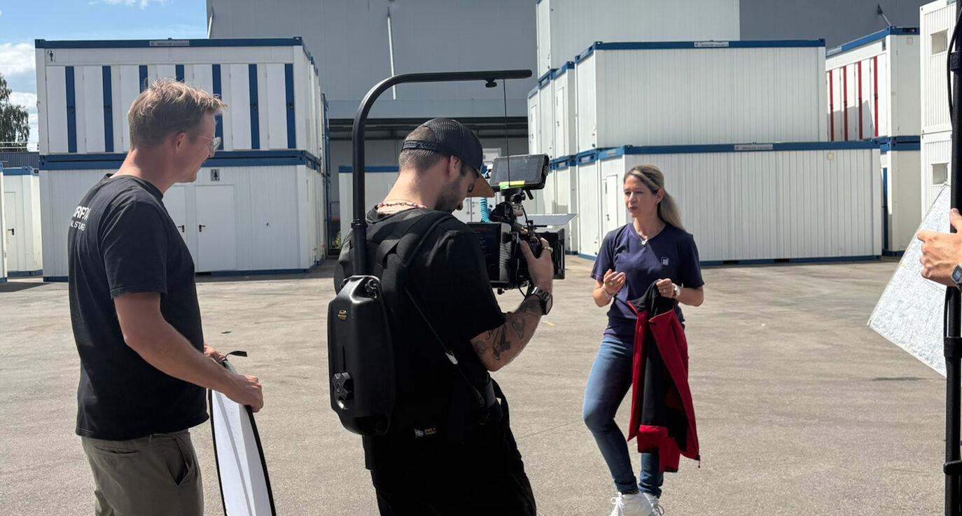 Kameramann und Soraya Masino beim Dreh vor dem TOI TOI Fahrzeugdepot – Behind the Scenes des CORPMEDIA Baustellen-Films für TOI TOI.