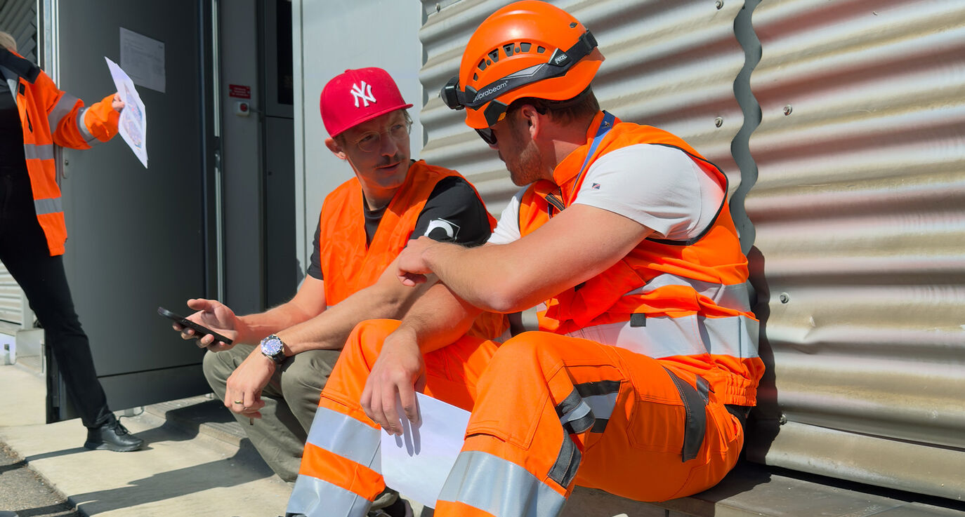 Timo Wäschle coacht einen nervösen SBB Bahnstrom Protagonisten vor dem Dreh – Behind the Scenes des mehrsprachigen Employer Branding Films für SBB CFF FFS, gecoacht ohne Skript direkt vor Ort.