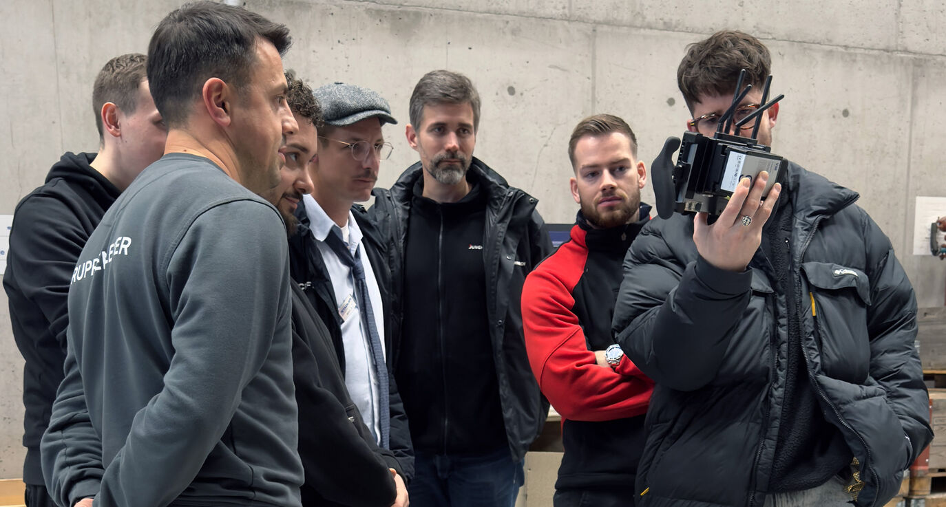 Kunde, Protagonist und CORPMEDIA Crew beim gemeinsamen Review des Footage am Monitor – Behind the Scenes des Jungheinrich Stadler Rail Imagefilms, alle begeistert vom Ergebnis.