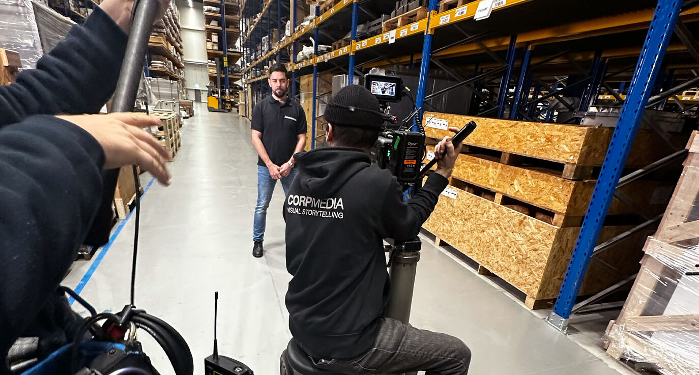 CORPMEDIA Kameramann filmt Leslie Tobler von Jungheinrich im Hochregallager – Behind the Scenes des Imagefilms für Jungheinrich Stadler Rail, Employer Branding und Sales-Film Produktion Schweiz.
