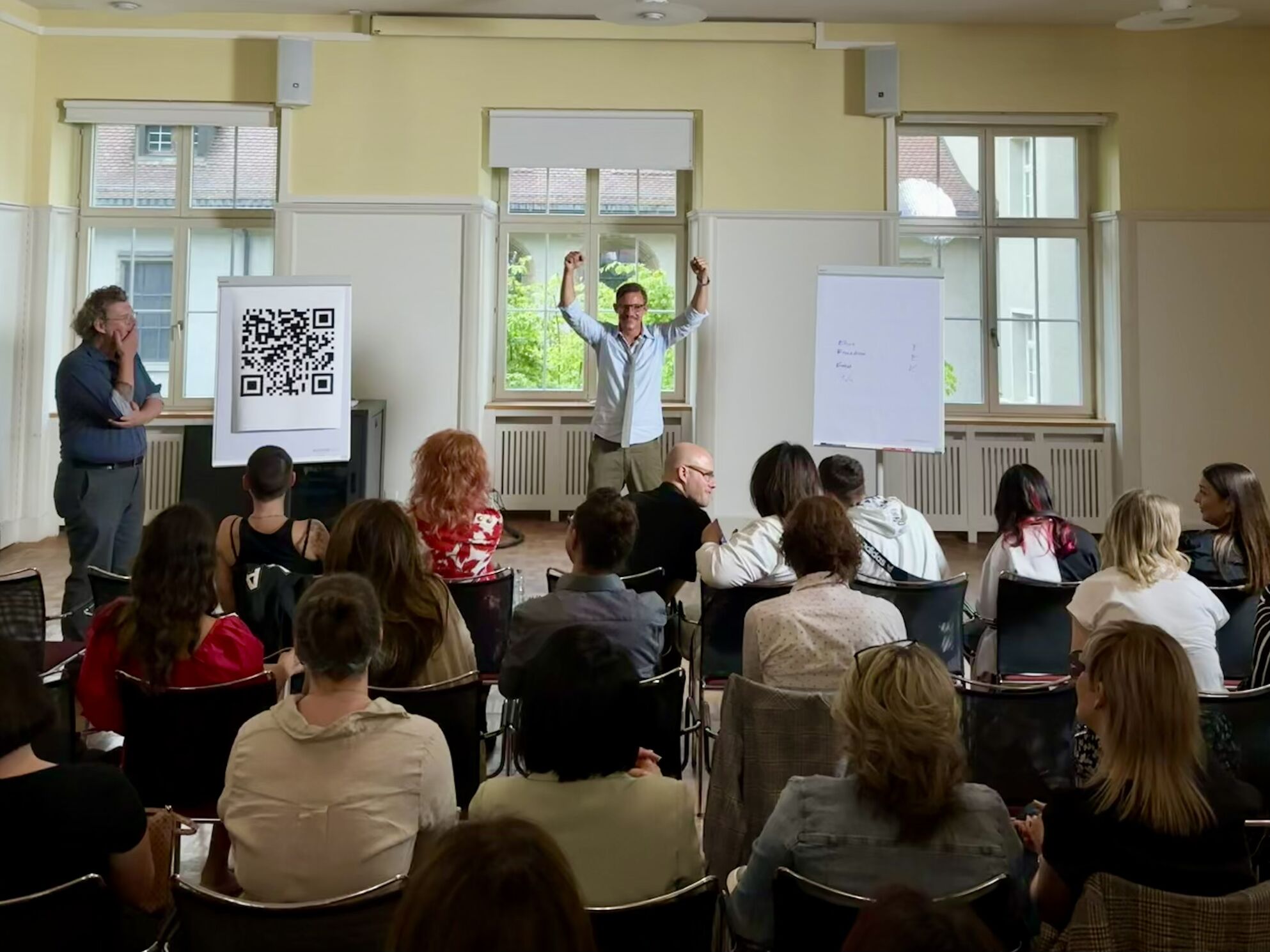 Timo Wäschle bei der Keynote für Intercoiffure Suisse – Personal Branding und Selbstvermarktung für Coiffeure, moderiert vor dem internationalen Dachverband.