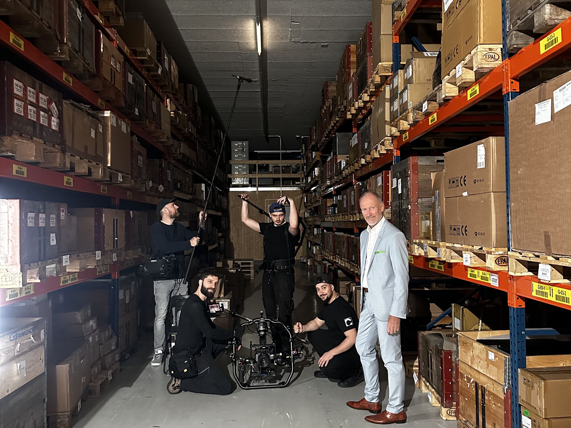CORPMEDIA Filmcrew mit Marcel Meyer, ehemaliger CEO und heutiger Verwaltungsratspräsident von Robatech, im Lager bei der «Roba 1» – Drehtag für den Heritage Film zum 50-Jahr-Jubiläum von Robatech, produziert in Muri.
