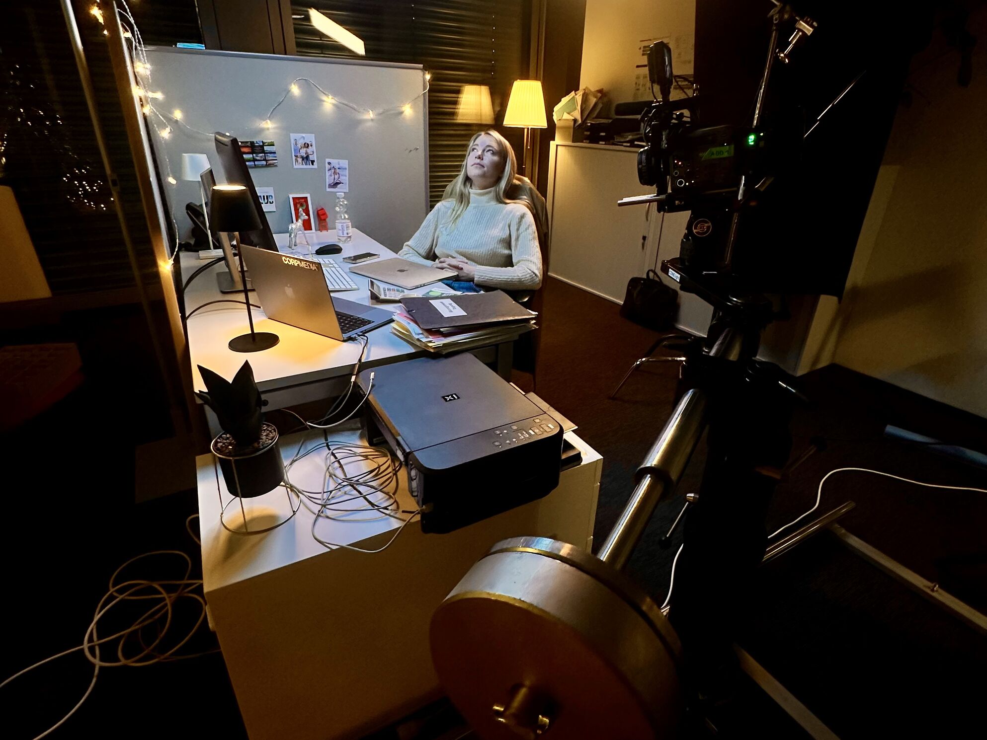 Behind the Scenes am Set des Aqua Spa Resorts Weihnachtsspots in den Offices in Sursee – CORPMEDIA Filmcrew mit Sony Burano, Dolly, Slider und Ton, für den SRF Primetime Werbespot Christmas Ad 2025.