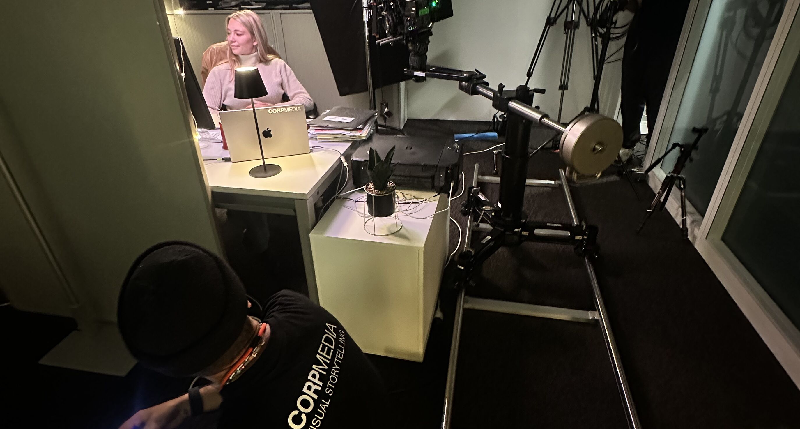 Behind the Scenes der Christmas Ad 2025 für Aqua Spa Resorts – CORPMEDIA Filmcrew mit Sony BURANO, Kamera-Slider und Lichtsetup am Set in Sursee.