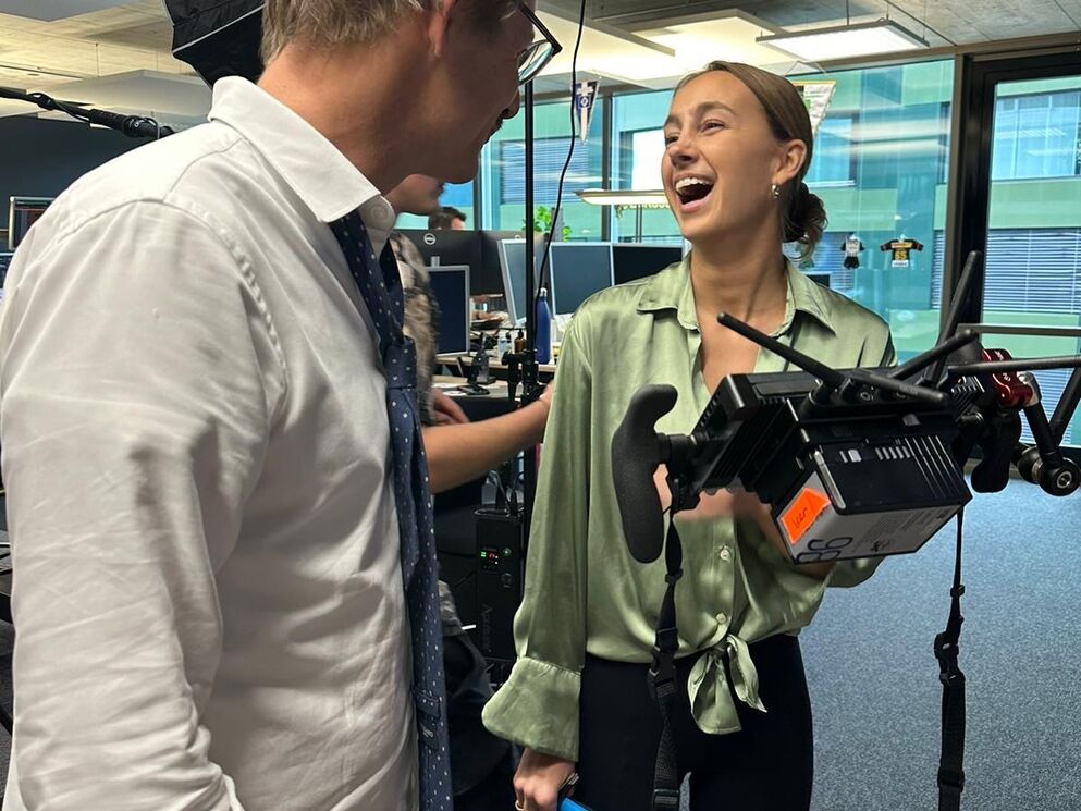 Timo Wäschle und Jana Ruggle, Projektleiterin der Incore Bank, beim Storyworld-Drehtag – sichtliche Freude am Set der 652-Content-Pieces-Produktion, die die Unternehmenskultur nachhaltig veränderte.