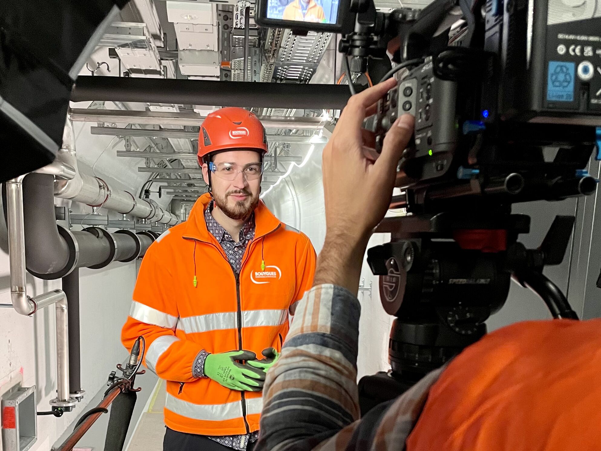 Techniker im Rechenzentrum «Stollen» von Bouygues und ewl in Luzern – Imagefilm und Storyworld produziert von CORPMEDIA, People-First erzählt für Image, Employer Branding und Recruiting.