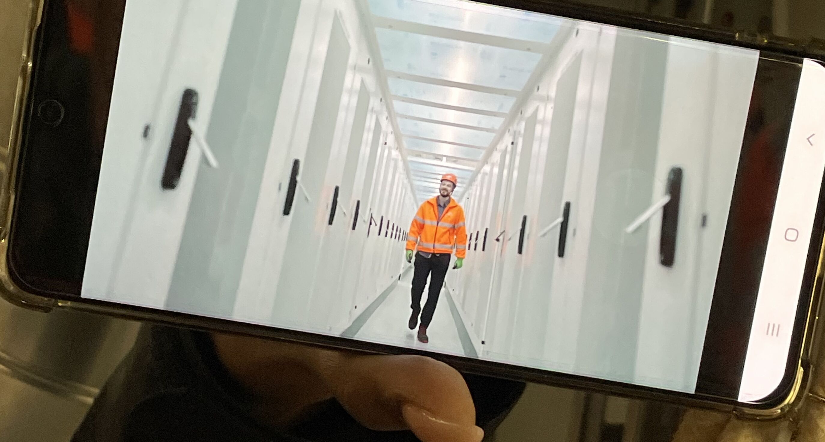 Protagonist Engel Lusiak im Servergang des Rechenzentrum-Stollens Luzern – auf dem Handy-Monitor des Regisseurs beim Imagefilm-Dreh von CORPMEDIA für Bouygues Energies & Services und ewl.