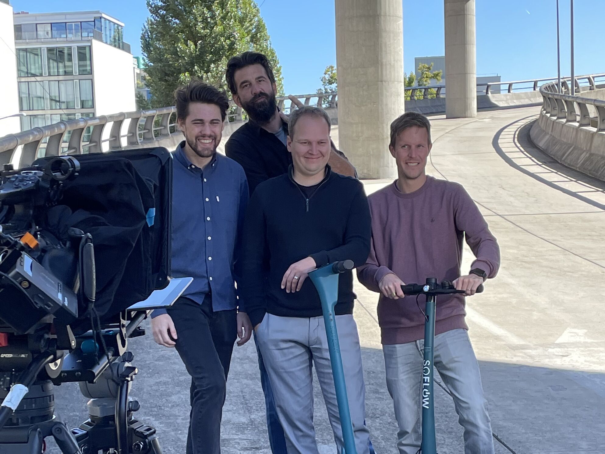 Die Unternehmensleitung von SoFlow mit ihren E-Scootern – produziert von CORPMEDIA für die Crowdfunding Storyworld, die auf Conda das grösste Investment in der Geschichte der Höhle der Löwen Schweiz auslöste.