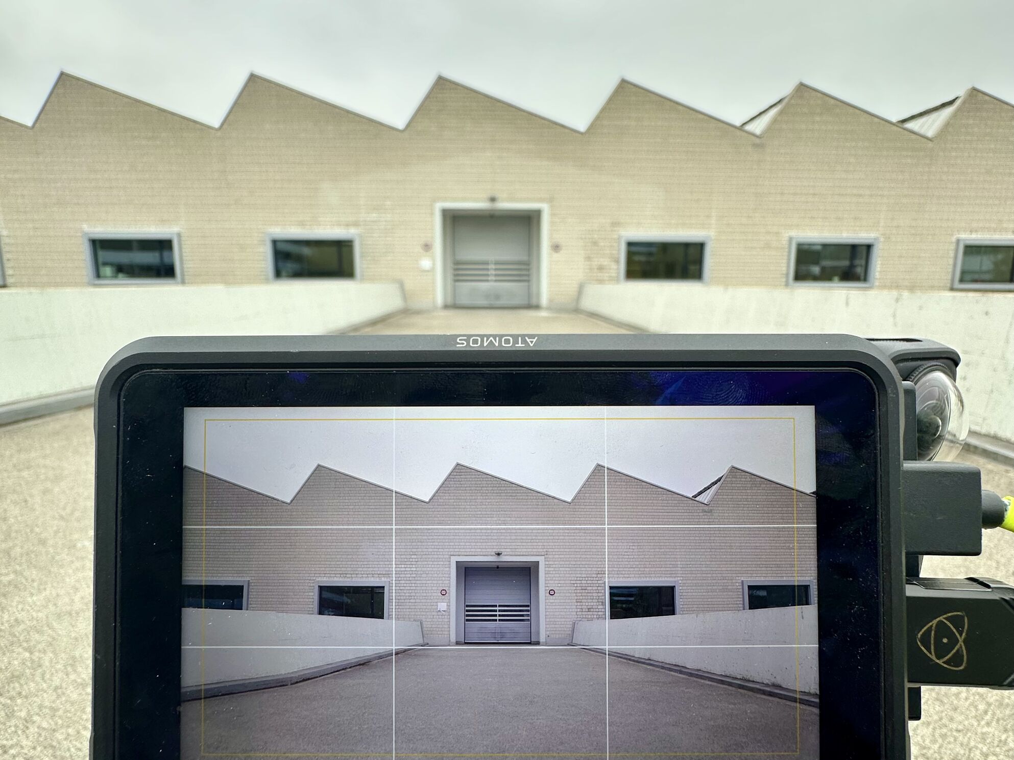Behind the Scenes in der Shedhalle beim Schindler INEX Imagefilm-Dreh – CORPMEDIA Regiemonitor zeigt den Protagonisten auf dem Set, produziert für die globale Schindler Group Unternehmensfilm-Kampagne.