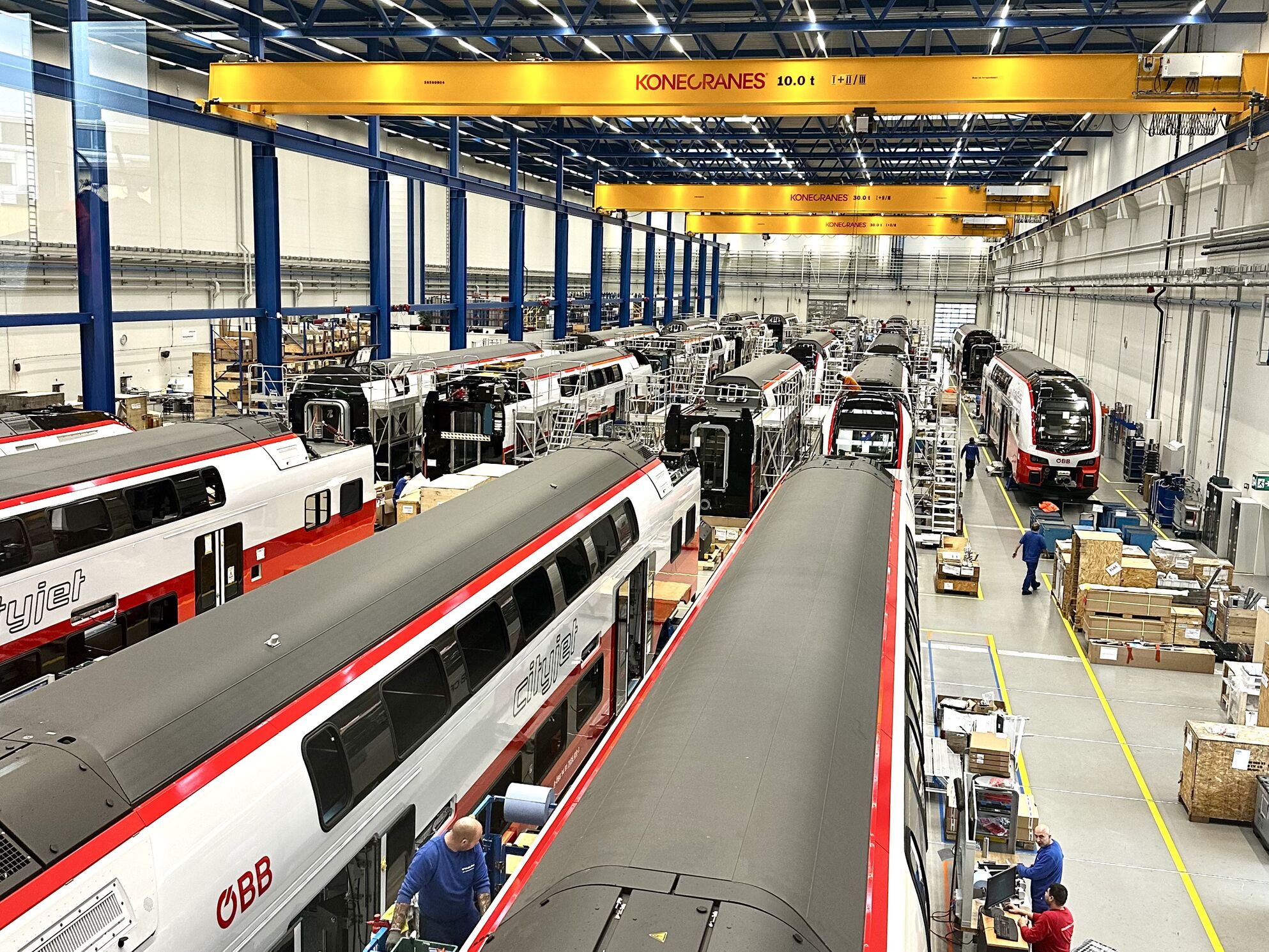 Stadler Rail Montagehalle mit Zügen und Konecrane-Kran – Drehlocation des CORPMEDIA Imagefilms für Jungheinrich, gedreht an einem Tag als Storyworld für Sales, Social Media und interne Kommunikation.