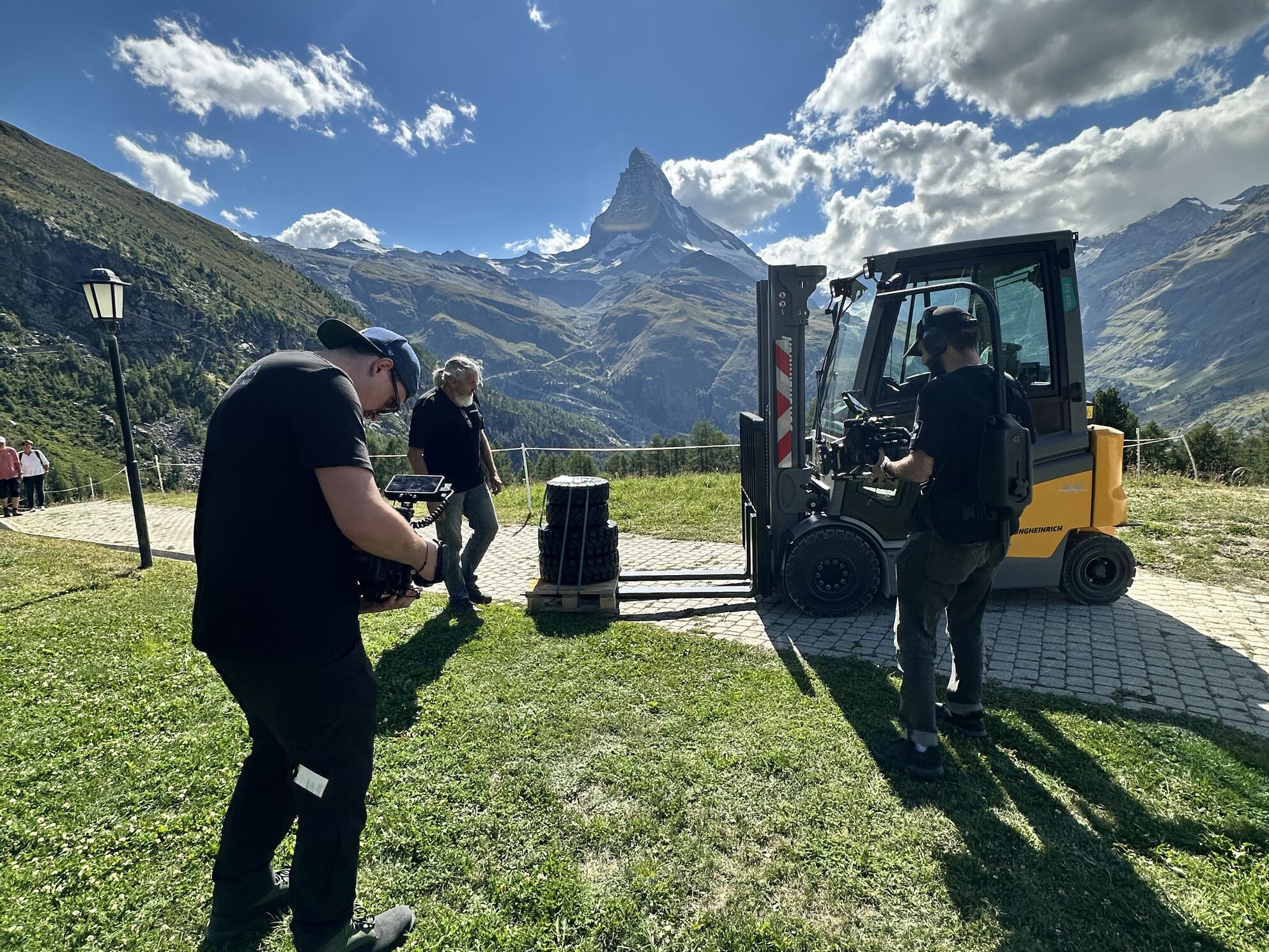 Behind the Scenes auf der Riffelap in Zermatt – CORPMEDIA Filmcrew mit zwei Kameras und Jungheinrich Gabelstapler vor dem Matterhorn, journalistisch-dokumentarische Imagefilm Produktion Schweiz auf 2222 m ü. M.