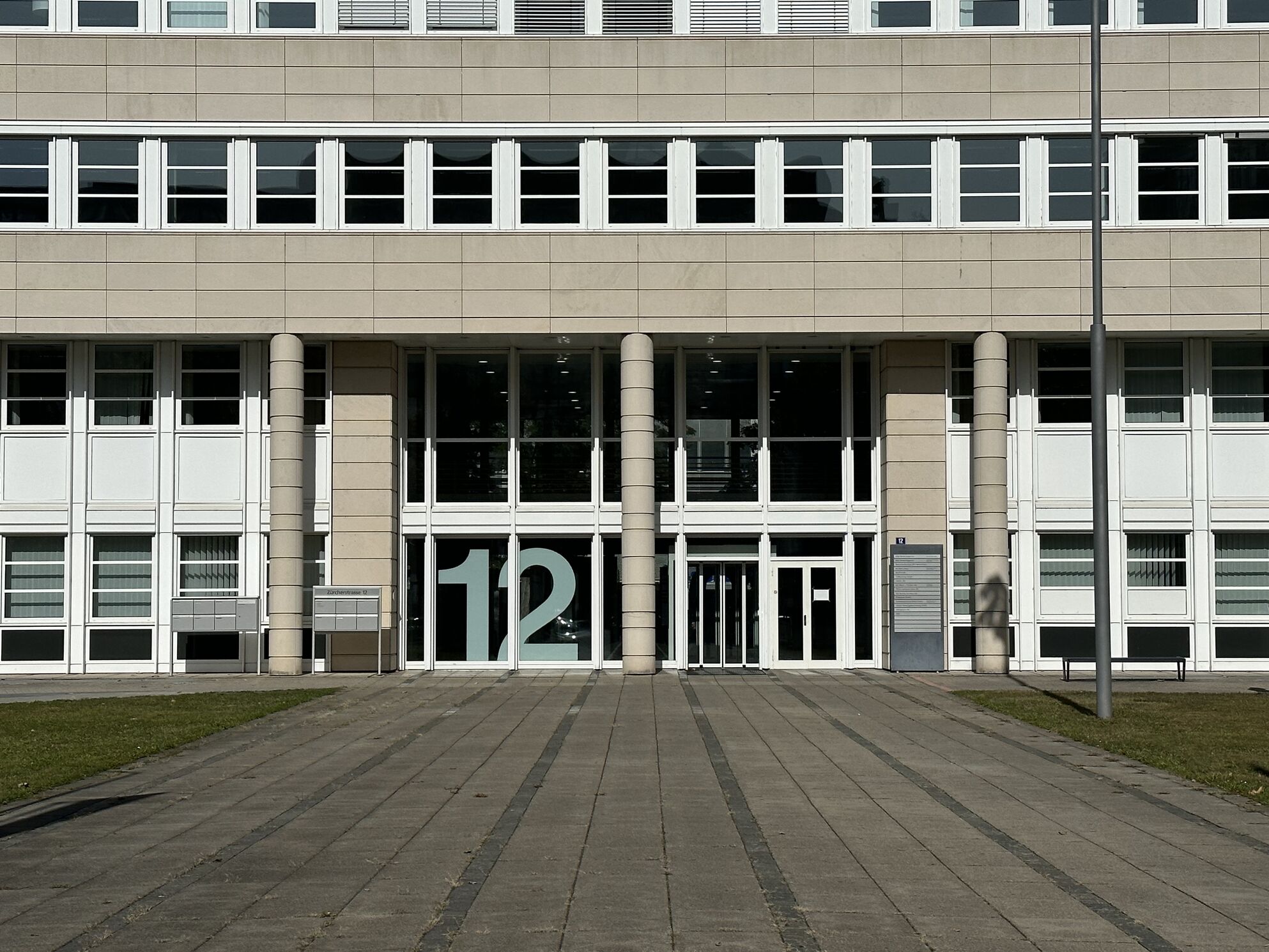 Filmstill des Bildungszentrums BZ Winterthur – aus der CORPMEDIA Erfolgsstory für das SRK Kanton Zürich über die Ausbildung «Praktikum Gesundheit und Soziales».