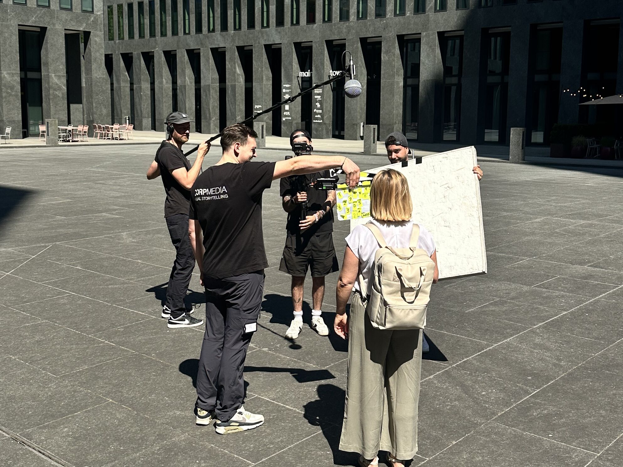 CORPMEDIA Filmcrew mit Sony FX6 auf Gimbal vor den Towers in Zürich Oerlikon – Behind the Scenes des Corporate Influencer Portrait Drehs für Manuela Frenjo, SRK Kanton Zürich.
