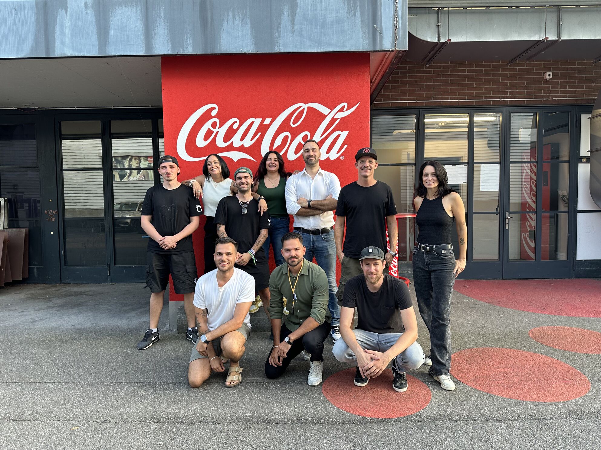 Acht Protagonisten und die CORPMEDIA Crew nach dem Drehtag für die Coca-Cola HBC Schweiz Employer Branding Storyworld – produziert in und um Zürich in 8.6K, ein Film der innerhalb der Coca-Cola HBC Gruppe zum neuen Standard für Employer Branding wurde.