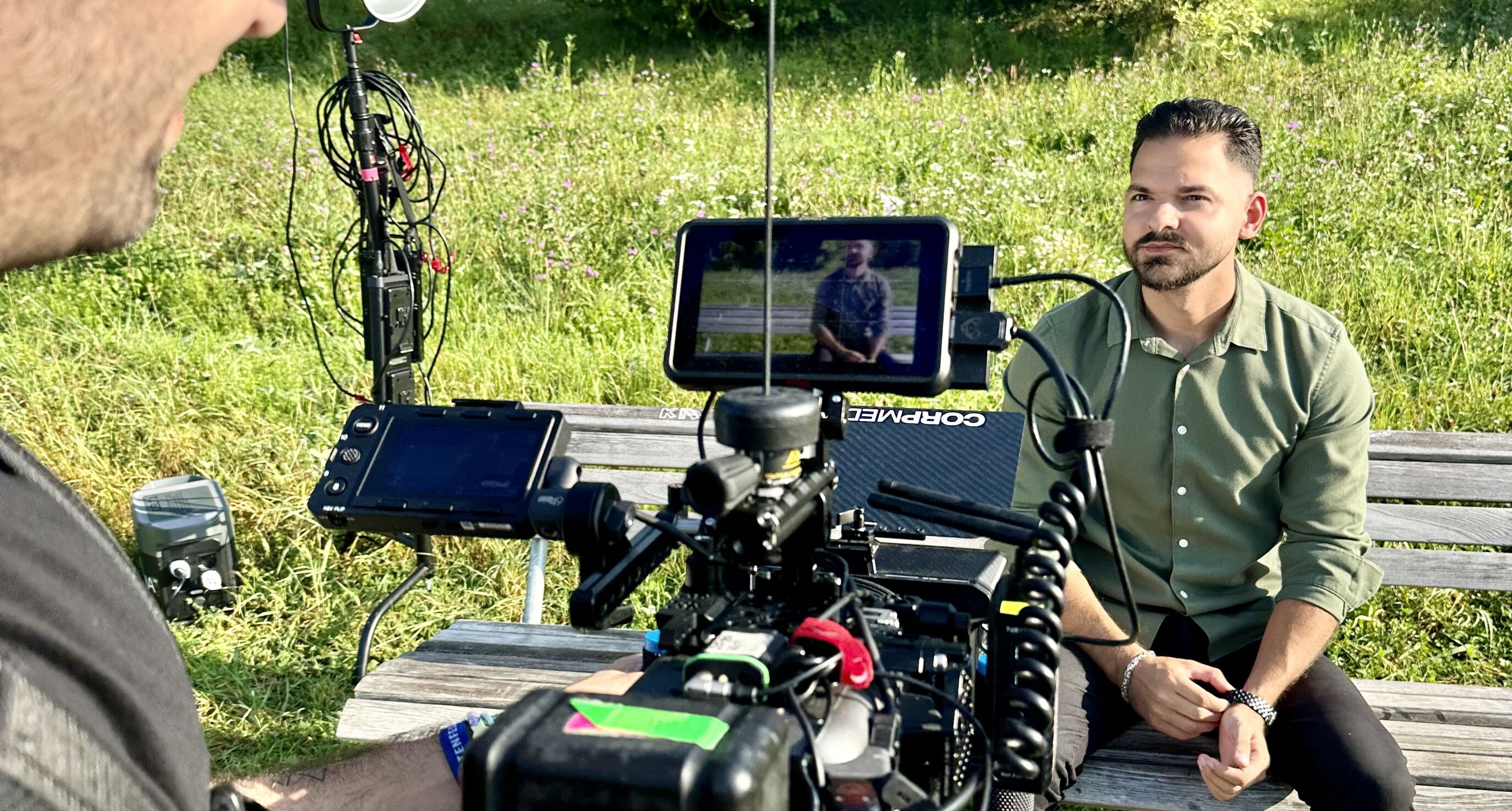Arijanit, Opener-Protagonist des Coca-Cola HBC Employer Branding Films, beim Dreh vor den Rebbergen in Zürich Höngg – CORPMEDIA Kamera-Setup im Aussenbereich, authentisch und ungeskriptet.