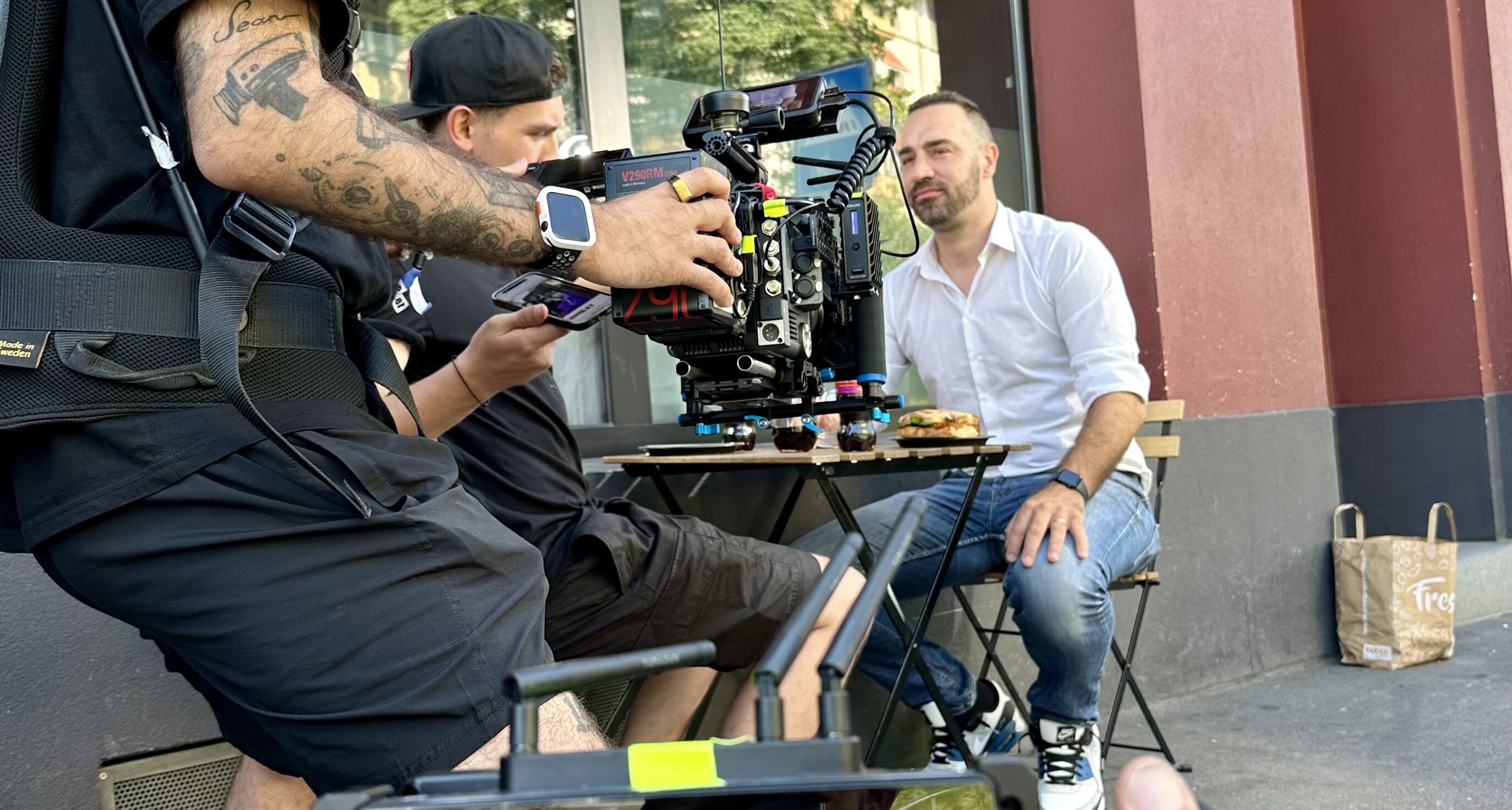 Stefano aus dem Tessin, Coca-Cola HBC Protagonist, beim Dreh im Aussenbereich – einer von acht Protagonisten die bereits im Assessment-Interview mit Timo Wäschle alles gegeben haben, Employer Branding Produktion von CORPMEDIA.