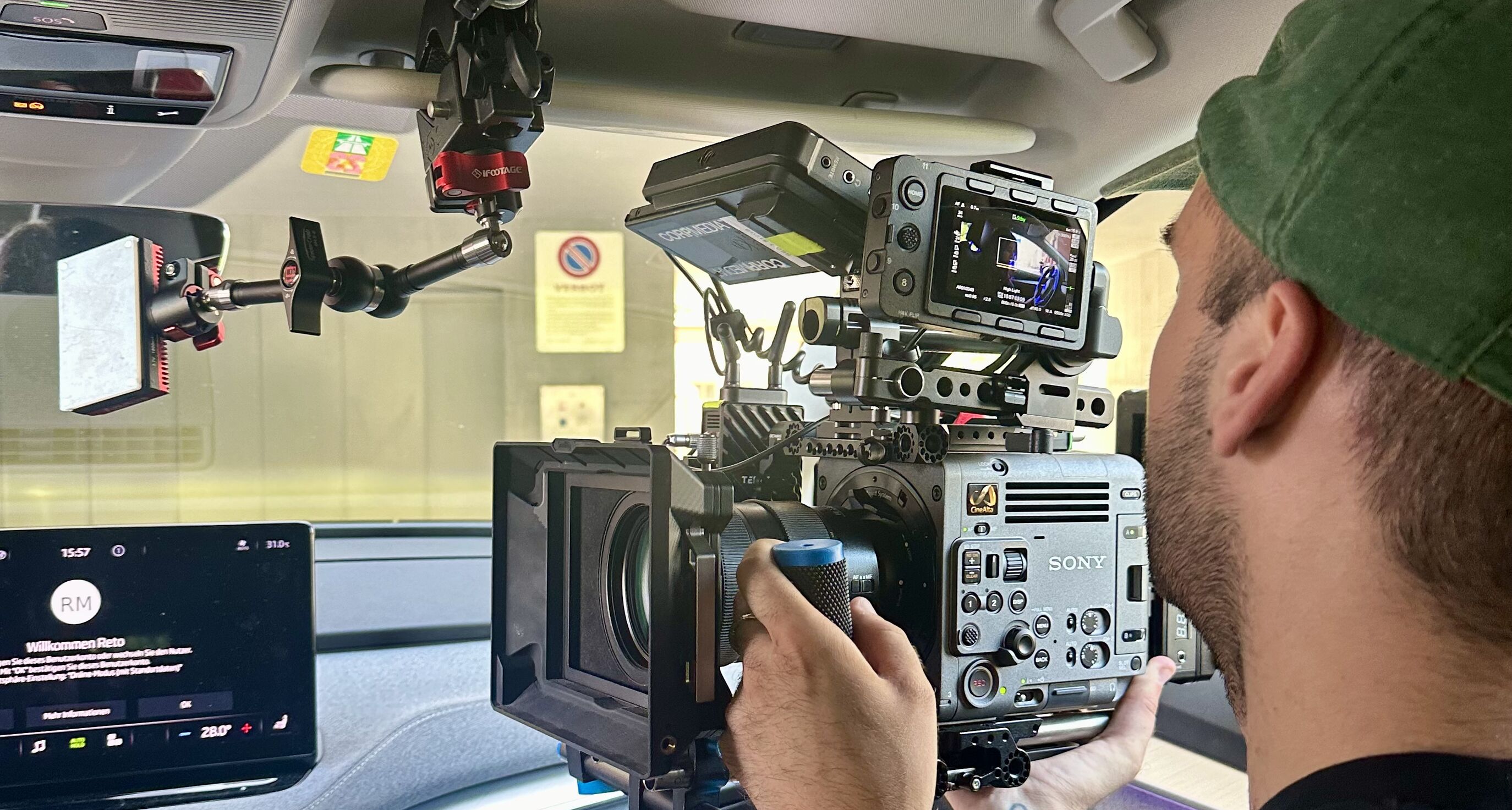 CORPMEDIA Kameramann mit Sony Kino-Kamera im vollelektrischen Coca-Cola HBC Firmenwagen – Employer Branding Produktion auch unter engen Platzverhältnissen, cineastisch und flexibel umgesetzt für die internationale Storyworld.