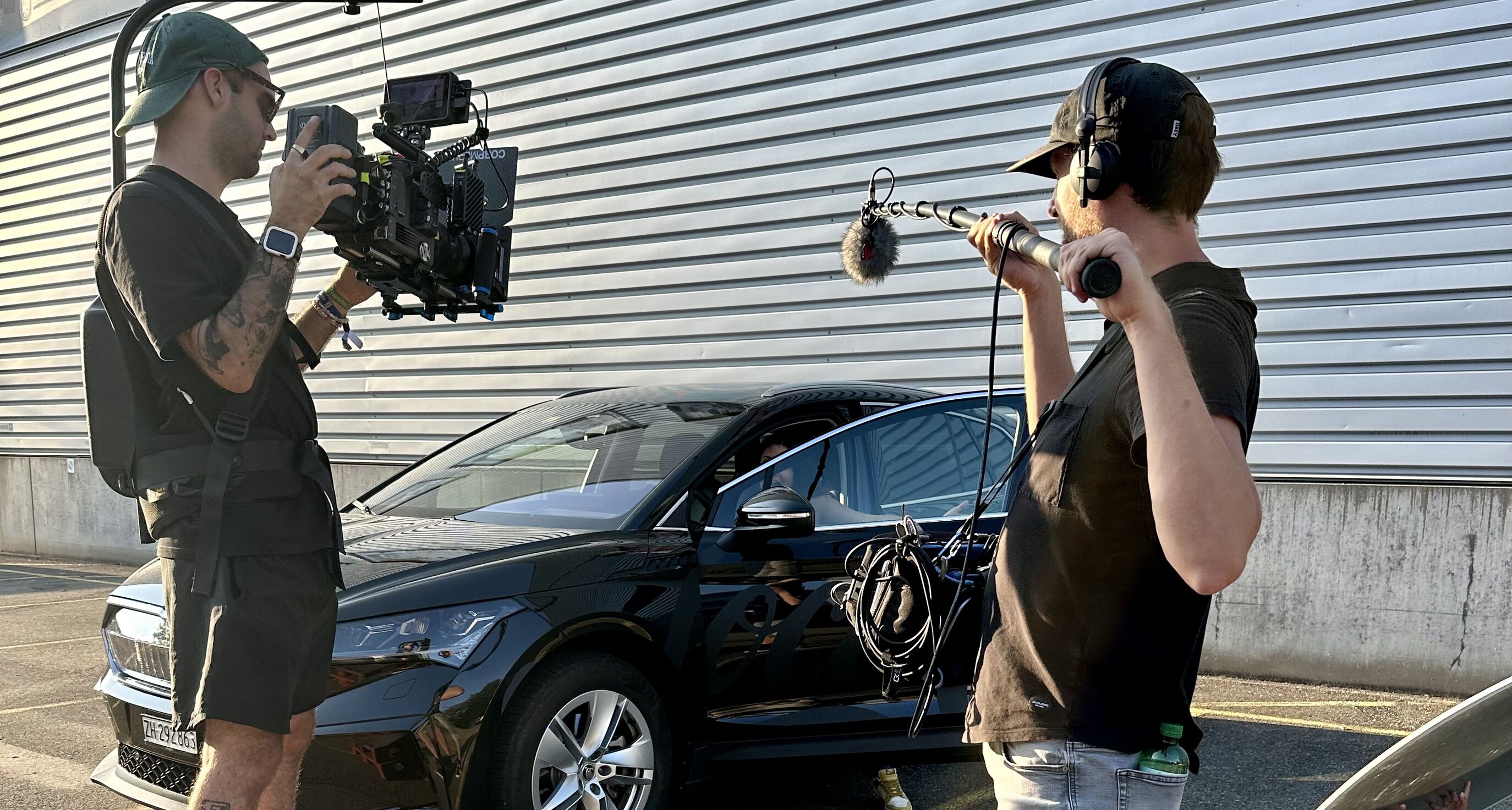 CORPMEDIA Kameramann und Tonmann Simon Gasser beim Aussendreh für den Coca-Cola HBC Schweiz Employer Branding Film – Behind the Scenes in Zürich, produziert in 8.6K mit der Sony Burano für die internationale Storyworld.