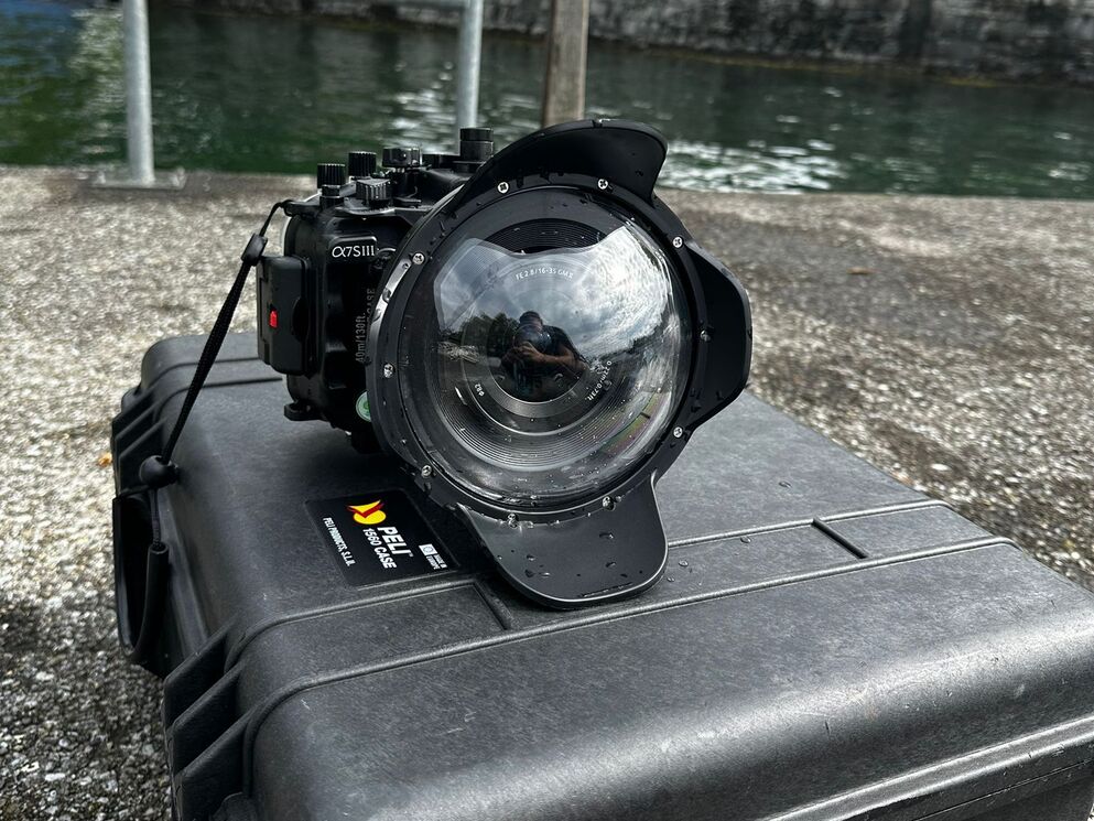 CORPMEDIA 4K-Unterwasserkamera im Einsatz für EWZ – dokumentiert die Erneuerung des Unterwasserkabels in der Limmat durch Polizeitaucher, damit Zürichs Fluss auch nachts beleuchtet bleibt.